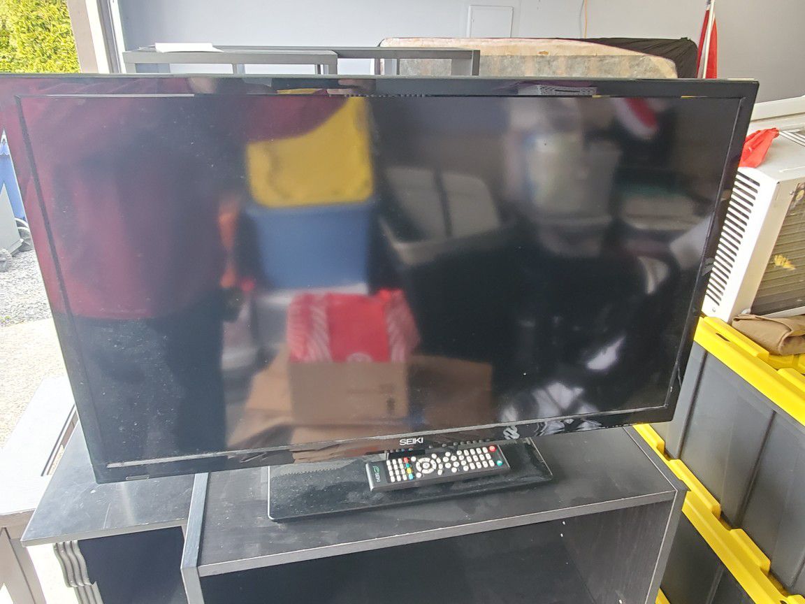 32" SEIKI TV with remote and DVD player