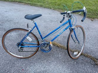 Free Spirit Dynasty Road bike rides shifts and stops GREAT