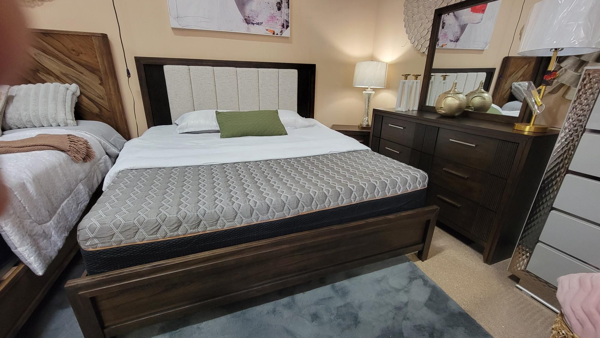 New!! 4 pc Casual Transitional King Bedroom set