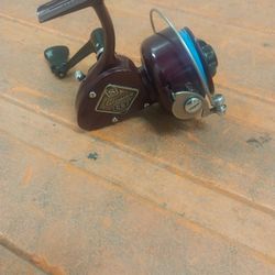 Vintage Shakespeare Fishing Reel 2062 Nice Condition 