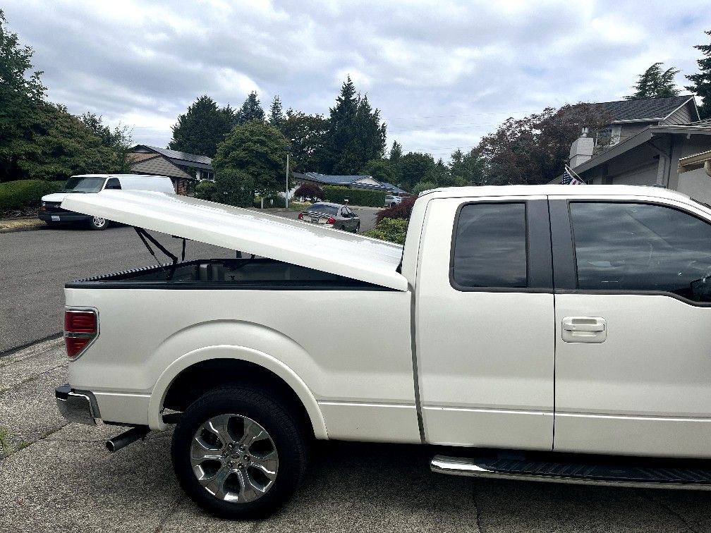 Truck Bed Cover. Leer