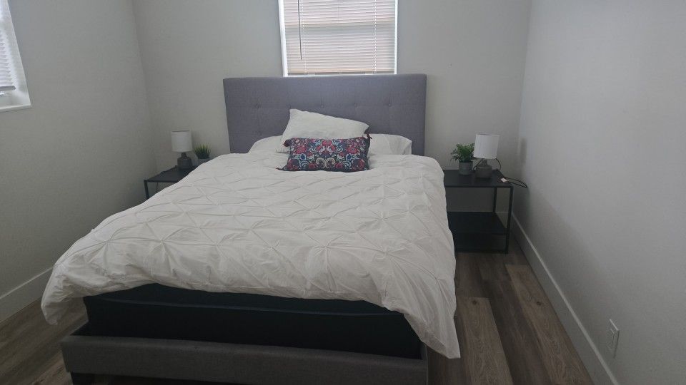 Bedroom Queen Set 2 Night Tables, Lamps,