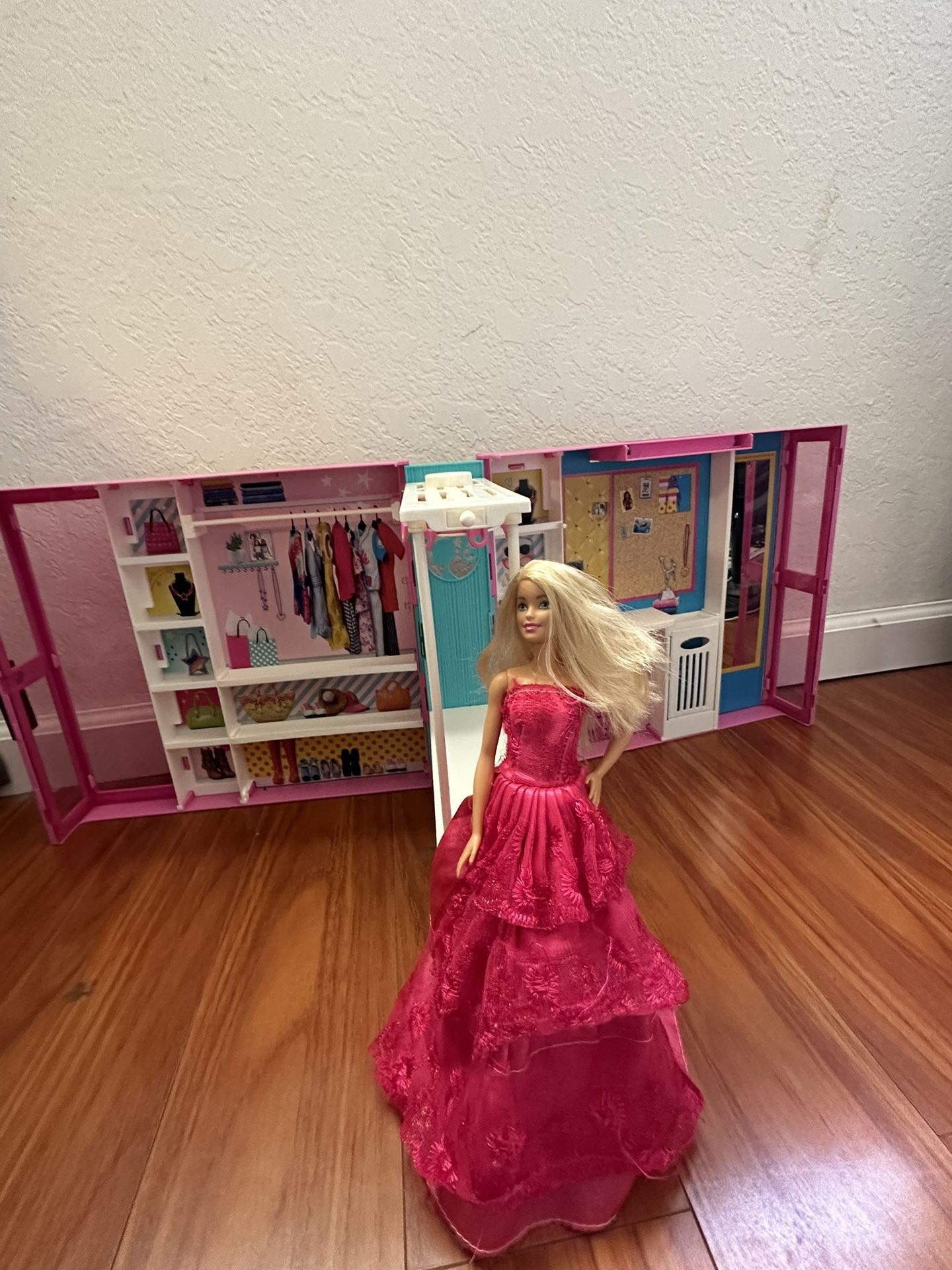 Barbie Dress Up Portable Closet