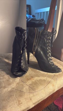 Ladies, shoes lace up
