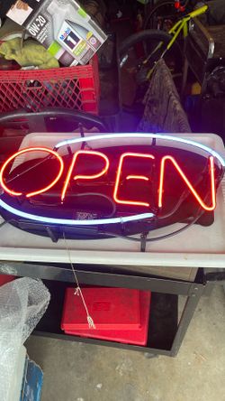 Neon Open Sign bye Everton