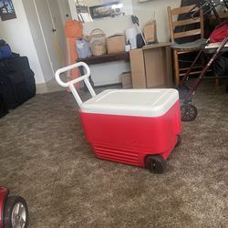 Igloo ice chest w wheels & pull handle