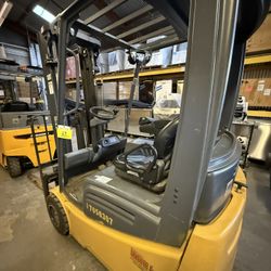 CAT electric Forklift Model 2 ETC3500 (retails Over 45k) Need Sold Has 2900h