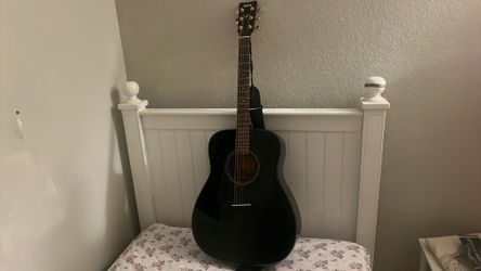 Yamaha F335 Acoustic Guitar