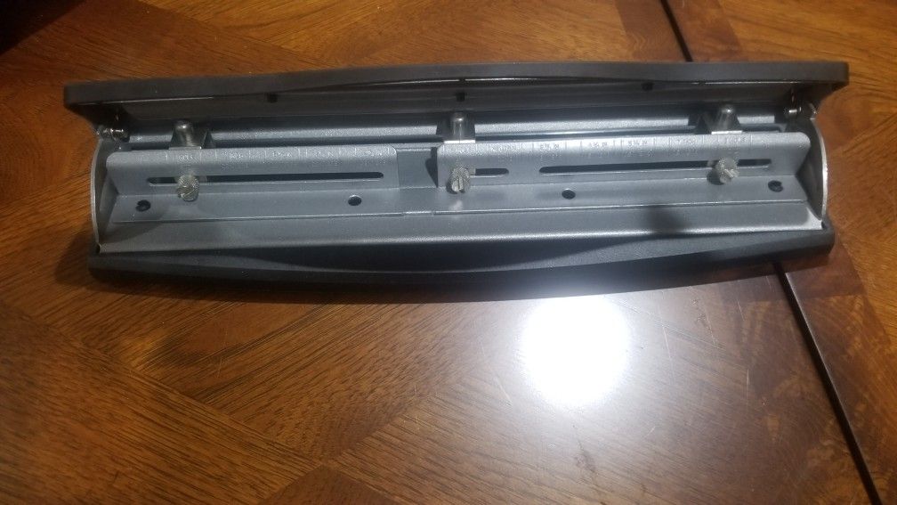 3 hole punch (staples brand)