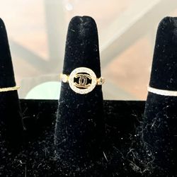 Lot Of 5 Fashion Jewelry rings- Gold Plated Various Sizes+ Ring Display 