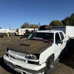 2003 CHEVY AVALANCHE 🛻FULL PART OUT!!