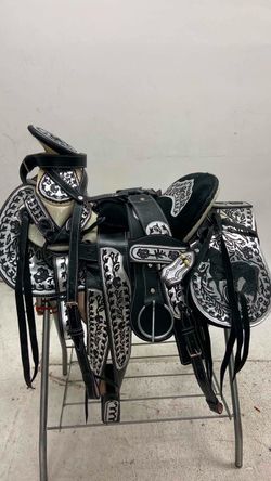 Montura charra bordada