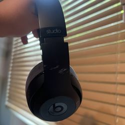BLACK USED STUDIO BEATS HEADPHONES
