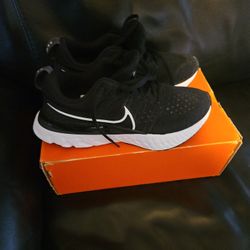 Nike shoes. 4.5  Boys  New.