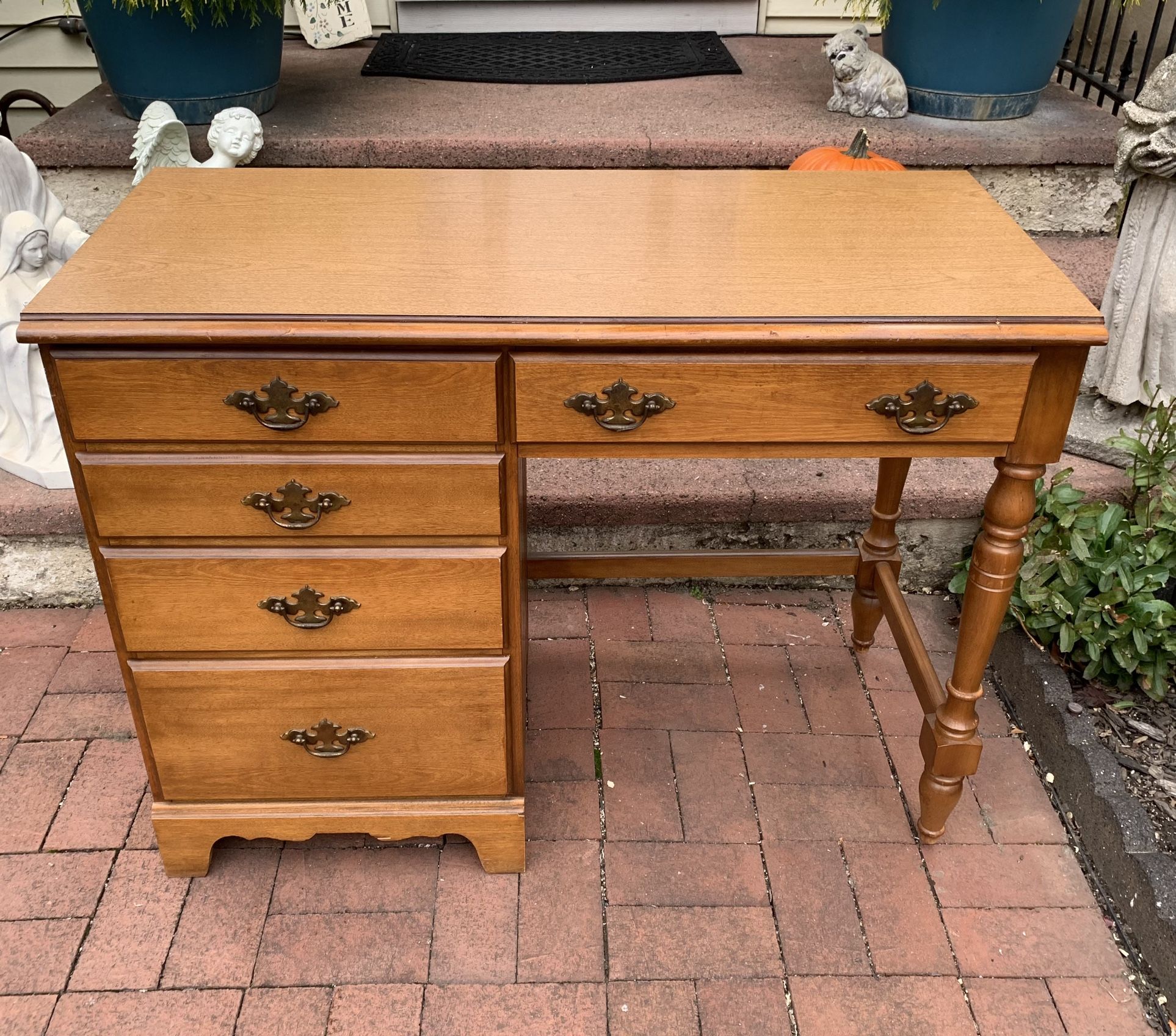 Desk Oak 40”in long 39 in High 28 1/2”in deep 5 Drawers normal wear will help deliver if local after payment 