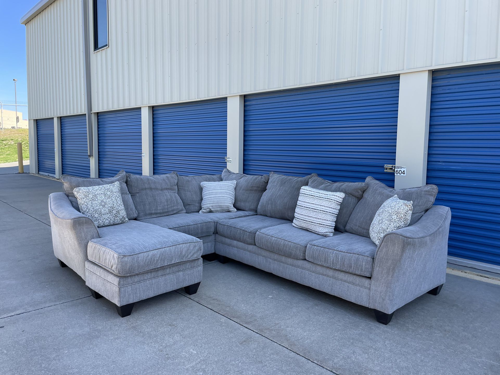 DELIVERY AVAILABLE 🚚🚛🚚 Awesome 3 Piece Reversible Sectional!!