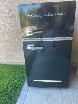 Frigidaire mini retro refrigerator/freezer