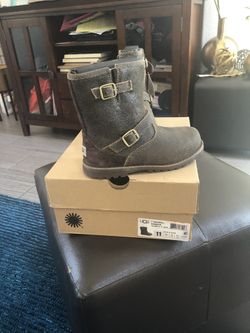 Boots ugg for girl size 11