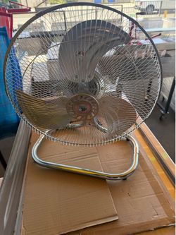Floor fan! Metal fan for hot day.  Ventilador eléctrico de metal