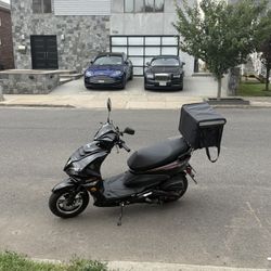 Moped For Sale 150cc Comes With Lock And Tracker 