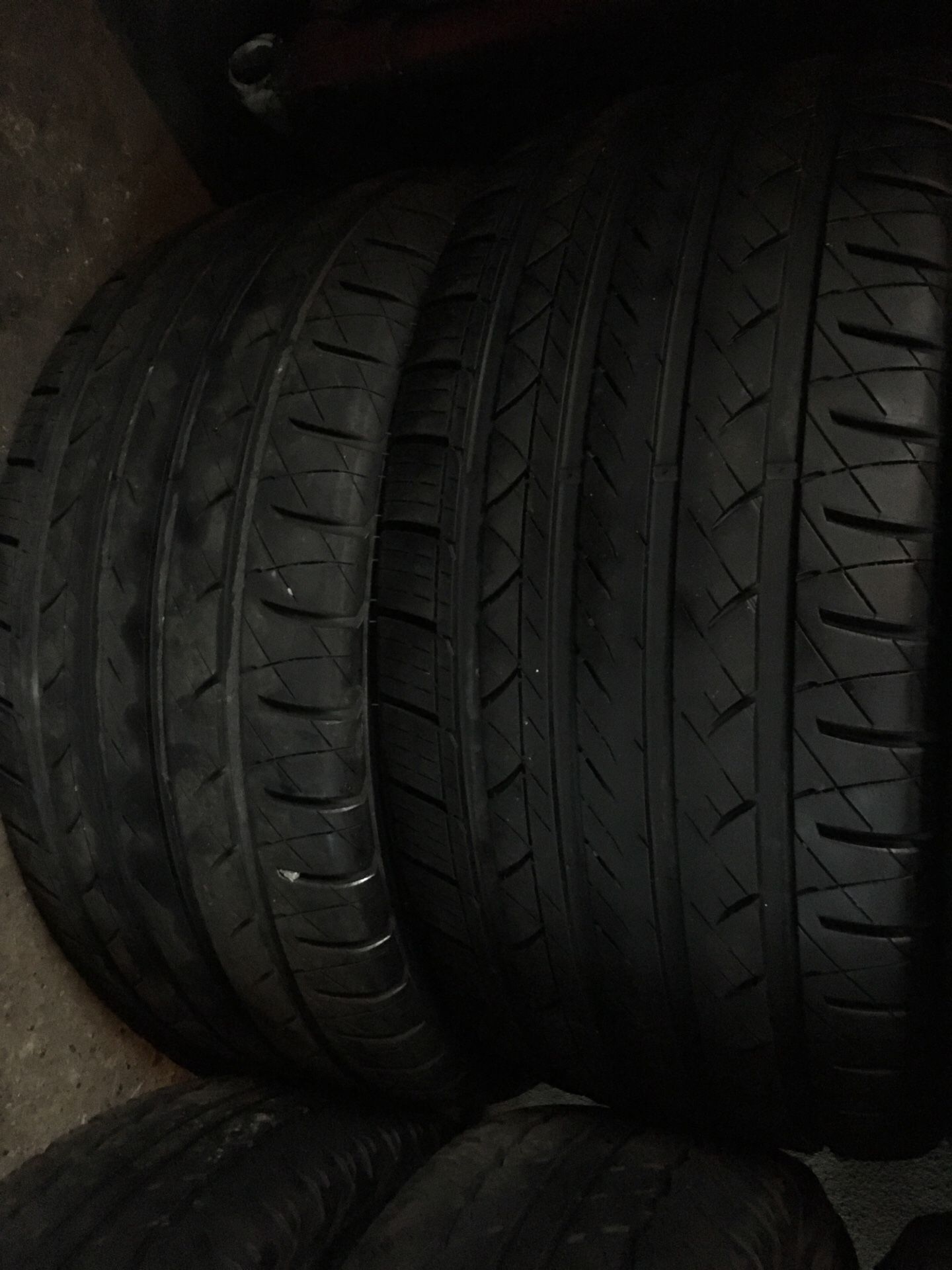 19” 2 used tires 275/40R19 75% tread