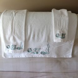 Set of Towels with Embroidered Edges 