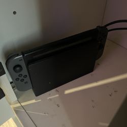 Like New Nintendo Switch With 2 Controllers $200.