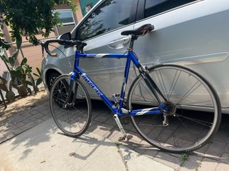 Trek road bike beautiful size 59 / 9 gears/ shimano components ready for the road shifting right