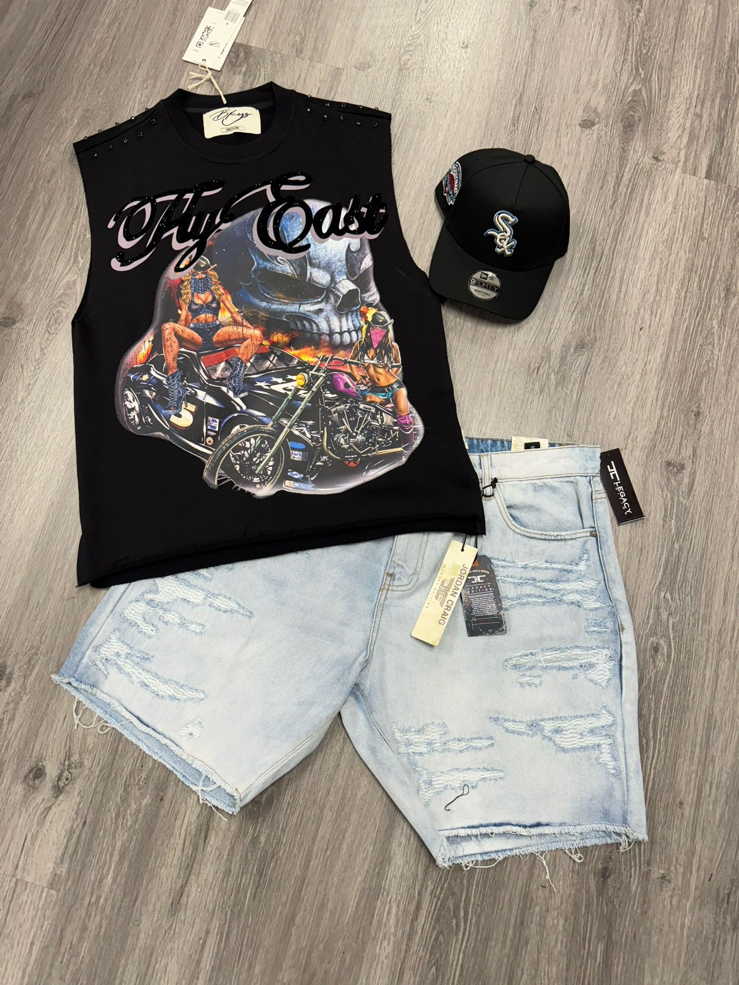 T SHIRT HAT AND JEANS 120$ Everything TODO 120$
