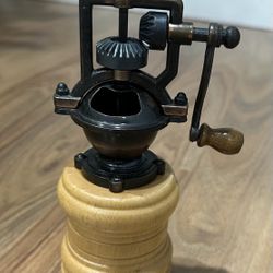 Vintage hand crank pepper ginder metal wood 