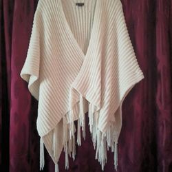 Knit White Shawl In Good Condition 