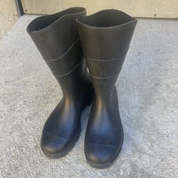 Rubber Boats.   New.    Men Size 9    Woman’s Size 11 (see Last Photo For Size Stamp)