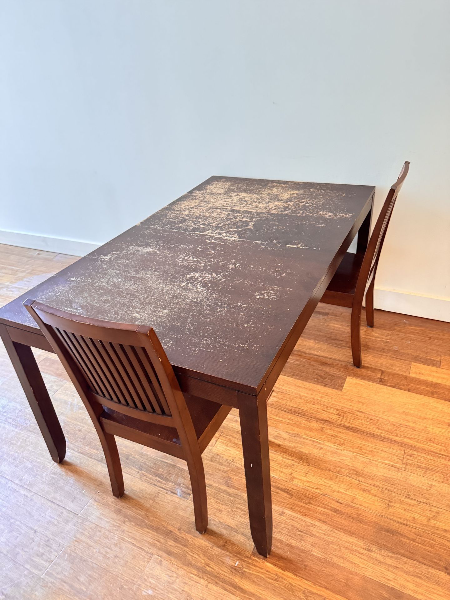 Table With 2 chairs