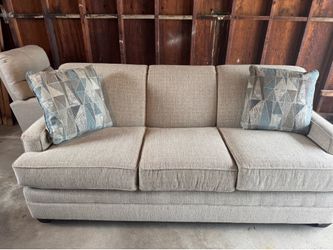 Brand new sofa / couch. Beautiful and comfortable.