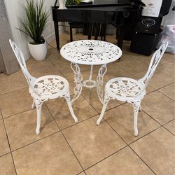 Beautiful Elegant set of one table and 2 chairs made of quality aluminum