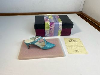 Just The Right Shoe SOCIETY SLIDE #25064 by Raine