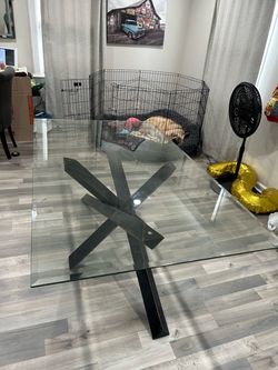 Glass dinning table