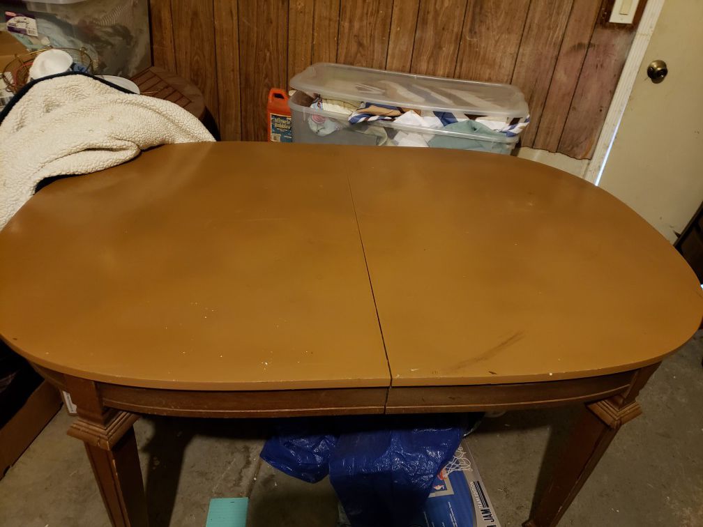MOVING!! MUST SELL ASAP!! Kitchen table 3 Leafs and chairs