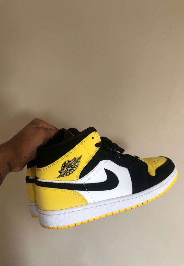 men black and yellow jordan 1