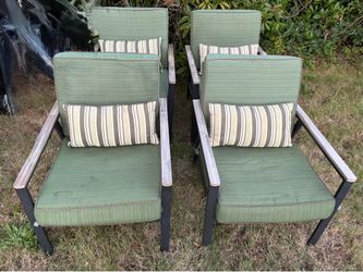 Set of 4 Outdoor Patio Chairs with Cushions and Pillows. Read description 1st