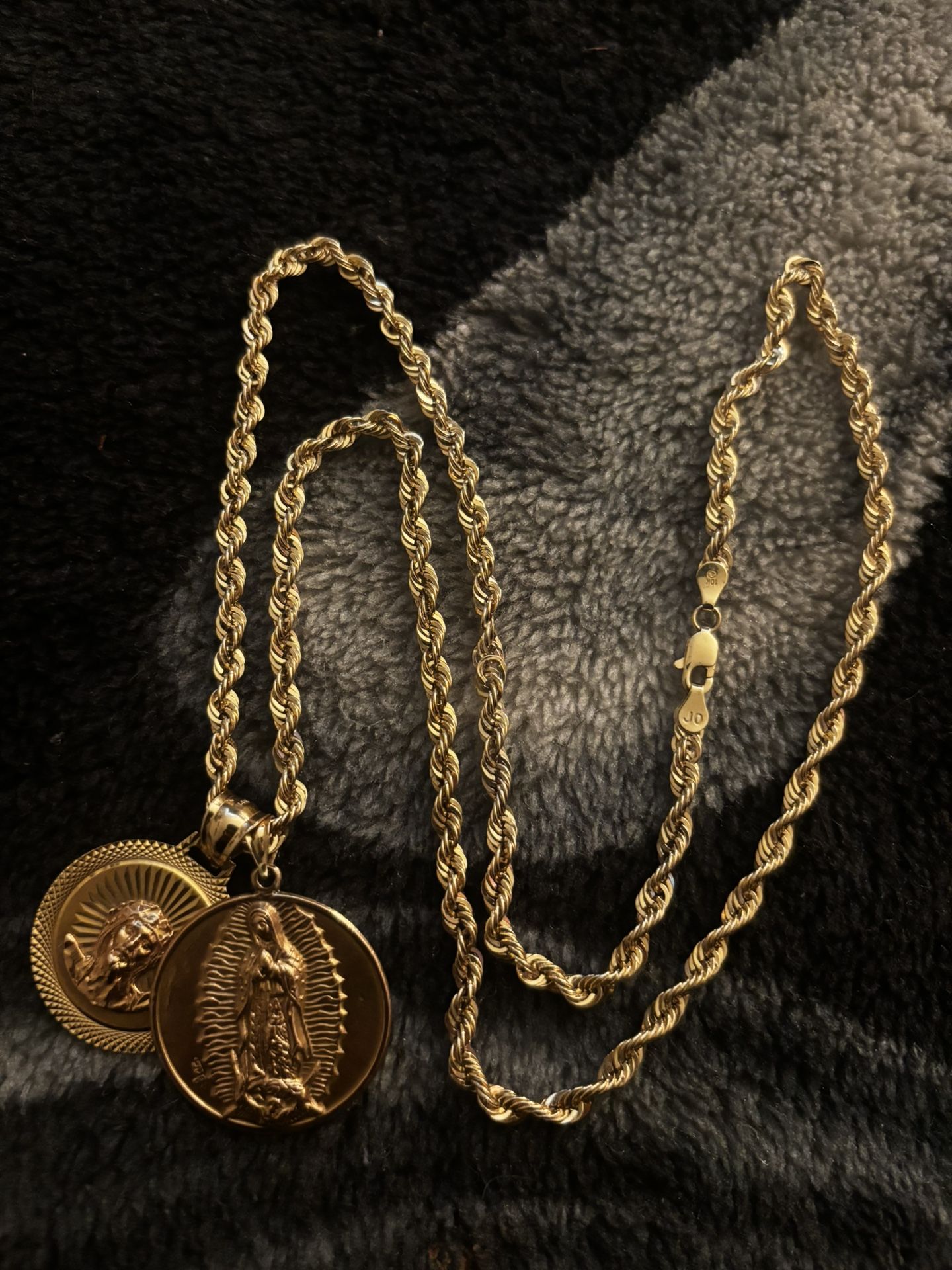Gold rope chain