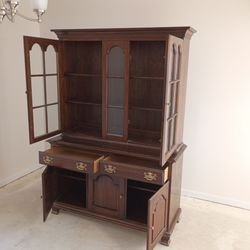 Like new hutch