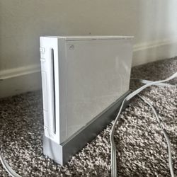 wii with all cords, 2 controllers, 3 nunchucks, and 5 games with homebrew 