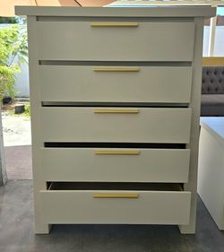 5 Drawer Chest White w/ Gold Drawer Pulls/Hardware
