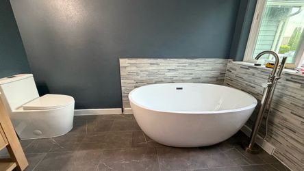 Brand New in the Box - 60” Freestanding Acrlyic Double Ended Tub. Pop up drain included.