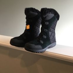 Ladies, Size 9 Snow Boots/ Winter Boots 