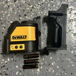 New Dewalt 100 ft. Green Self-Leveling Cross Line Laser Level with (3) AA Batteries