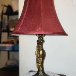 VINTAGE ORNATE SOLID BRASS LAMP BASE BURGUNDY RED DAMASK  SHADE AMBER BEADED FRINGE EMBELLISHED SIDE TABLE DECOR DISPLAY
