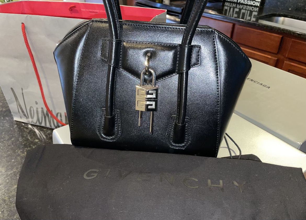 Givenchy 2021 Antigona Handbag! Won’t Last Long!