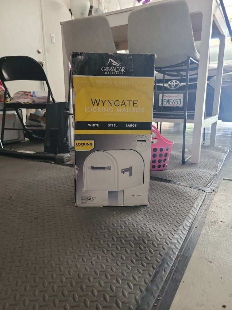 Wyngate Locking Mailbox